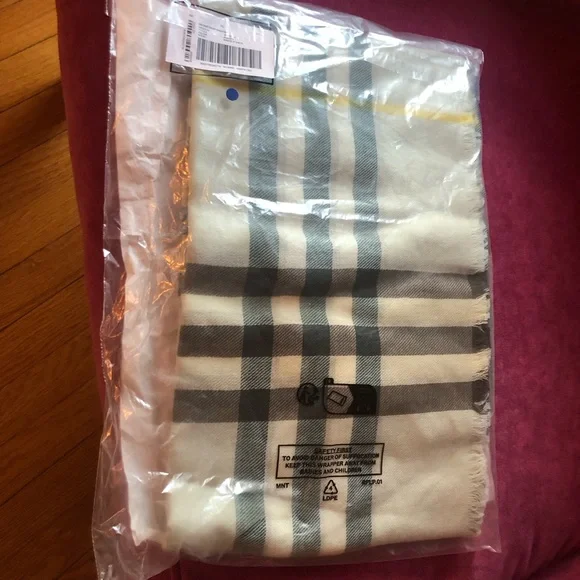 Burberry Check Wool Scarf Lightweight Color:Breeze - Picture 4 of 14